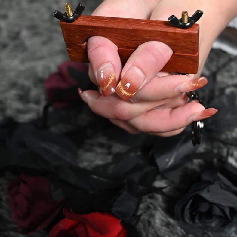 SM finger Shackles Stocks